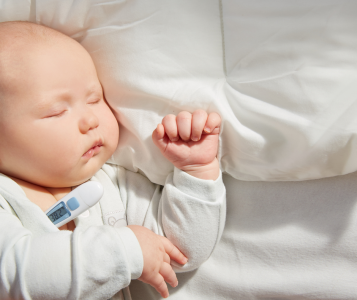 Колики и газове 2025: как да облекчим коремчето на бебето без лекарства (0–6 месеца)