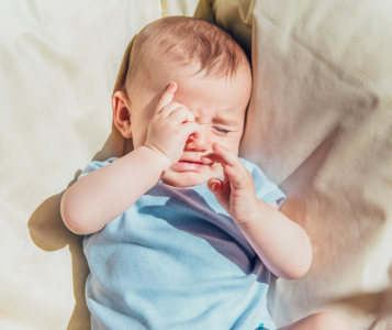 Неспокоен сън и будене през нощта: работещи решения за бебета 0–3 години (актуално 2025)