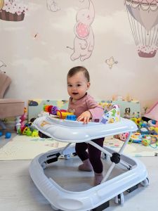 Проходилката, пълзенето и първите стъпки: как да подкрепим правилното развитие (0–18 месеца) 2025