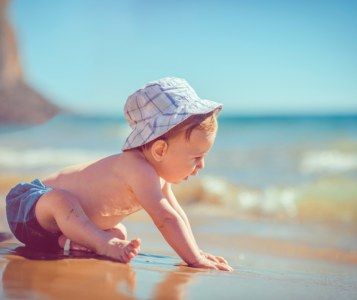 Плажът не е проблемът — грешният час е: как да водим бебе на море без прегряване, изгаряне и излишен стрес