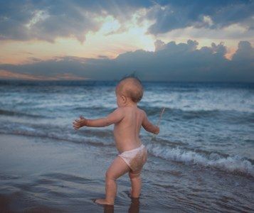 Лятна защита за бебе през 2026: сянка, вода, плаж и правилният продукт за море