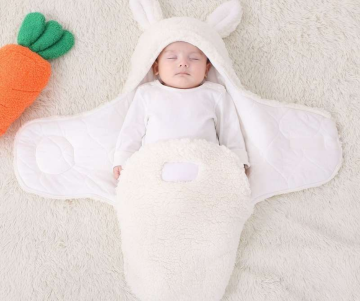 Бебешко одеяло и спален чувал 3в1 „Мече“ – топло, пухкаво и супер меко покривало за сън, разходки и пътуване (0–6 месеца) | Идеално за количка, креватче, кош и ежедневна употреба – осигурява уют, комфорт и защитена топлина за най-малките