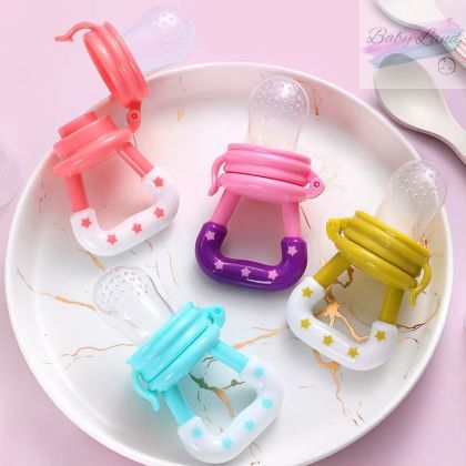 🥣👶 Луксозен комплект за захранване на бебе 3в1 С ПОДАРЪК силиконена лъжичка 🎁 – биберон за плодове и зеленчуци 🍓, силиконово шишенце с лъжичка 90 мл 🍼 | Без BPA, безопасен хранителен силикон, идеален за първо захранване, пюрета, каши, никнене на зъбки и х