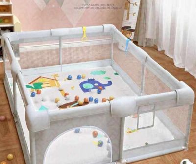 Бебешка кошара за игра 120×120 + 3 ПОДАРЪКА – Двулицево Килимче с XPE Пяна, ТОПКИ за игра и ДРЪЖКИ за изправяне| Просторна, безопасна и сгъваема кошара за бебе и малко дете, лесна за почистване, подходяща за дом и двор, изгодна цена