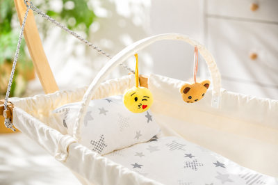 🌙 Луксозен бебешки хамак SafeMom от естествена букова дървесина 👶💤 с ПОДАРЪК мрежа против комари 🦟, матрак и възглавничка 🎁 – 100% памучна дишаща материя, антиколик ефект и ергономична позиция за спокоен и безопасен сън още от новородено до 3 години 💙 Под