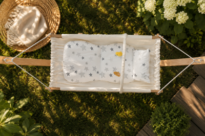 🌙 Луксозен бебешки хамак SafeMom от естествена букова дървесина 👶💤 с ПОДАРЪК мрежа против комари 🦟, матрак и възглавничка 🎁 – 100% памучна дишаща материя, антиколик ефект и ергономична позиция за спокоен и безопасен сън още от новородено до 3 години 💙 Под