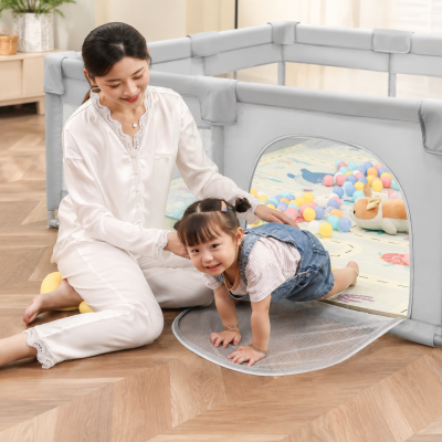 Бебешка кошара за игра 120×120 + 3 ПОДАРЪКА – Двулицево Килимче с XPE Пяна, ТОПКИ за игра и ДРЪЖКИ за изправяне| Просторна, безопасна и сгъваема кошара за бебе и малко дете, лесна за почистване, подходяща за дом и двор, изгодна цена